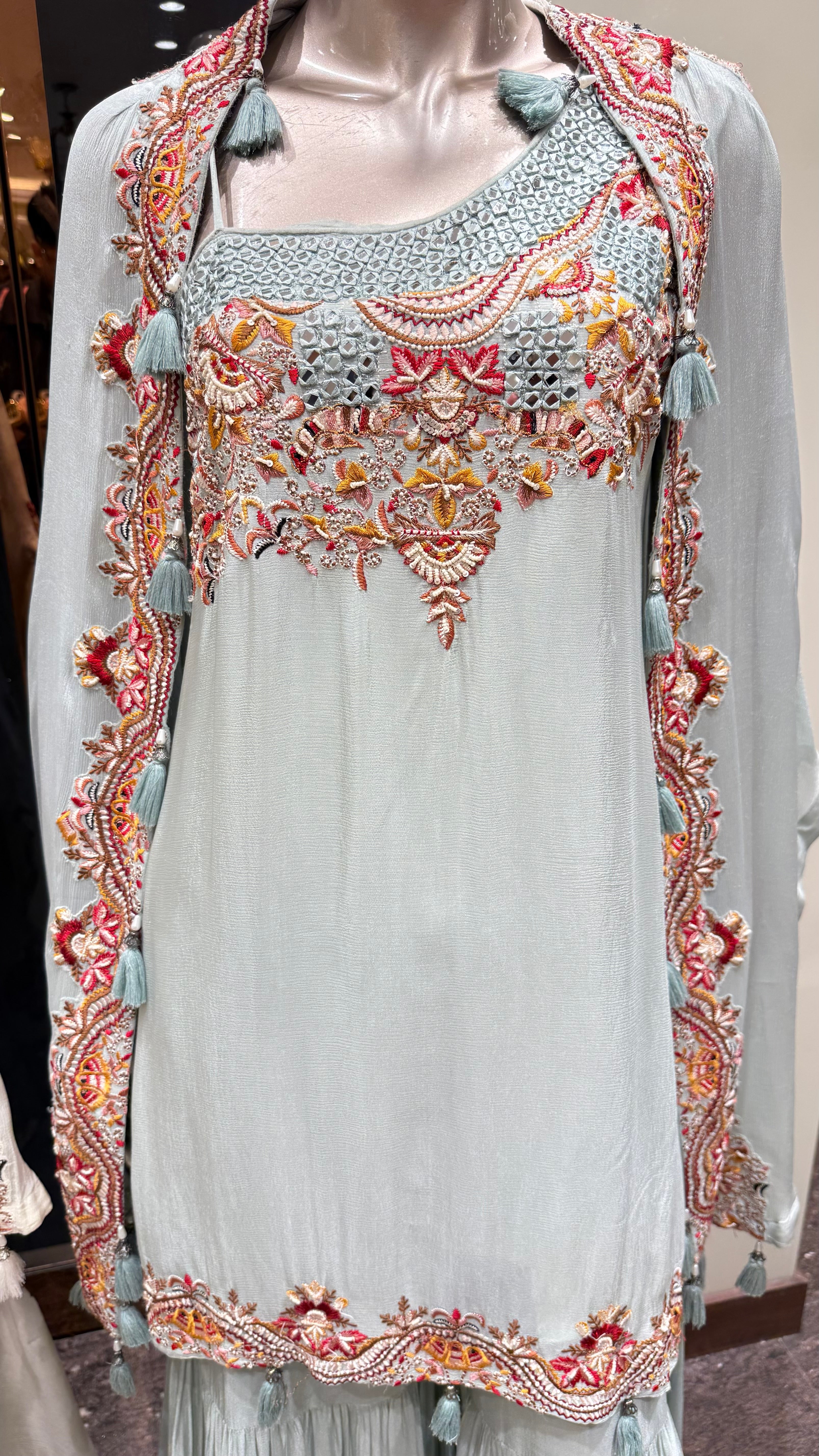ONE-SHOULDER EMBROIDERED GARARA WITH CAPE
