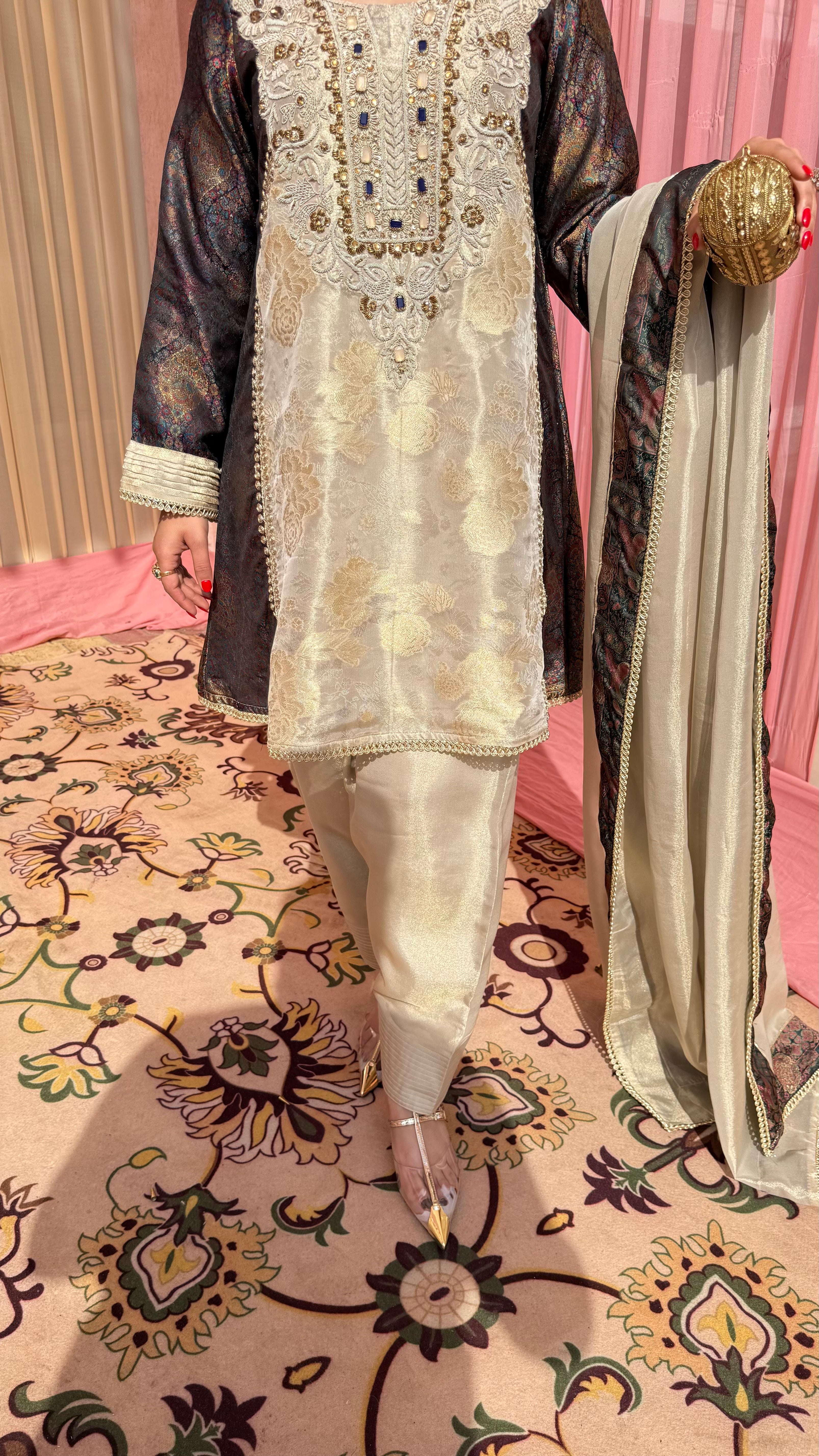 SURKH FARSHI SALWAR SUIT