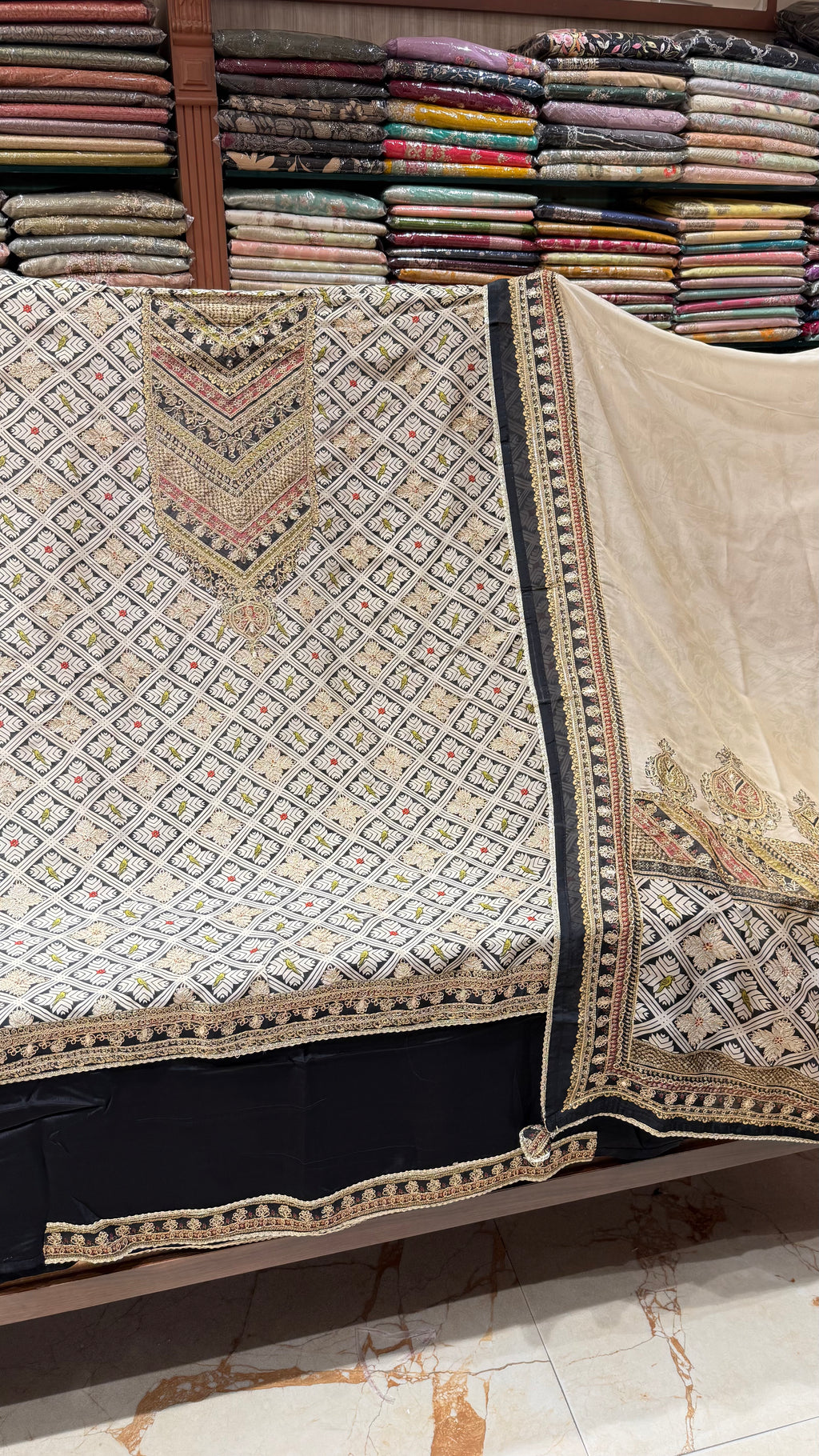 RANG LEELA ORGANZA UNSTITCHED SUIT