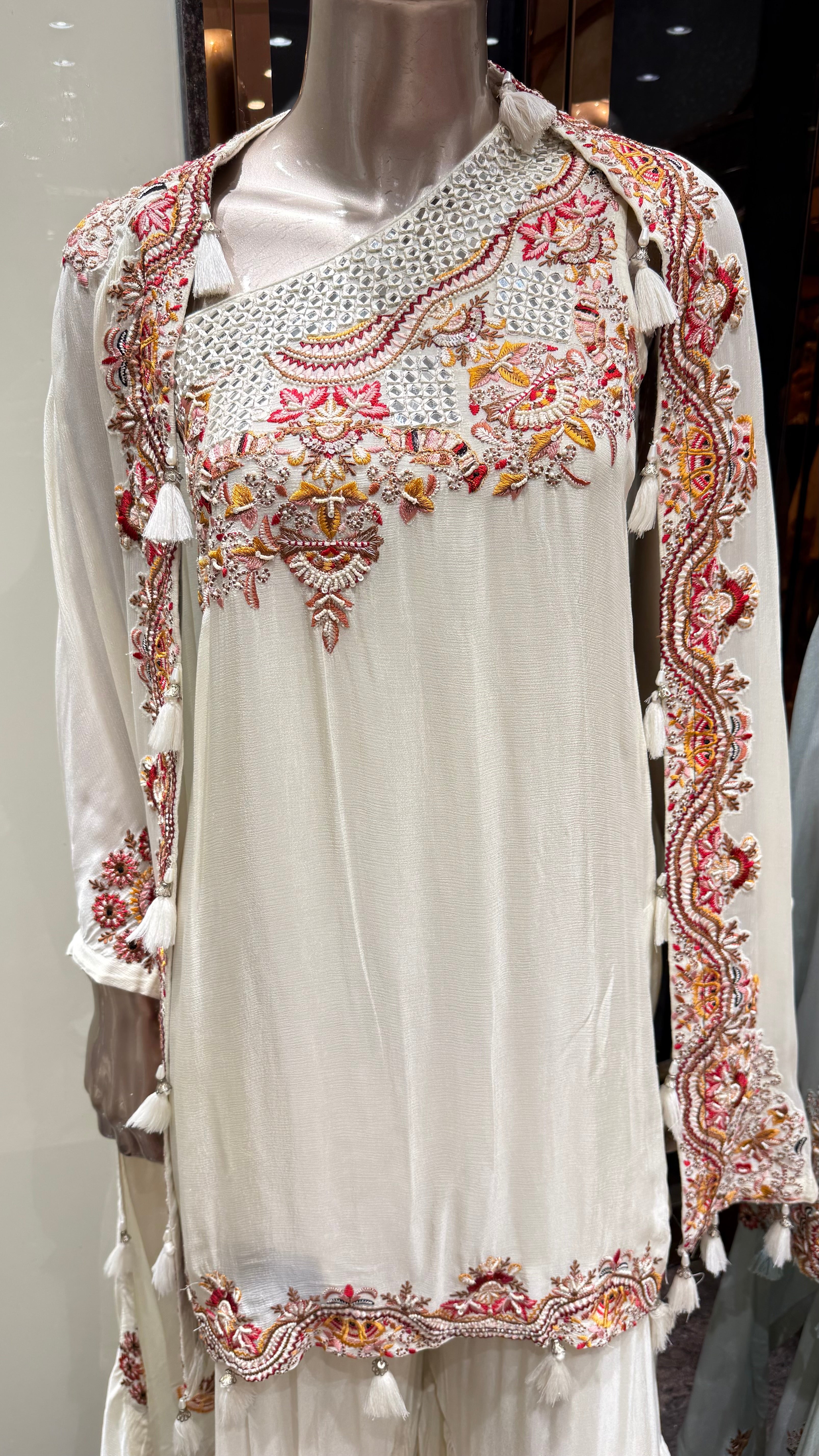 ONE-SHOULDER EMBROIDERED GARARA WITH CAPE